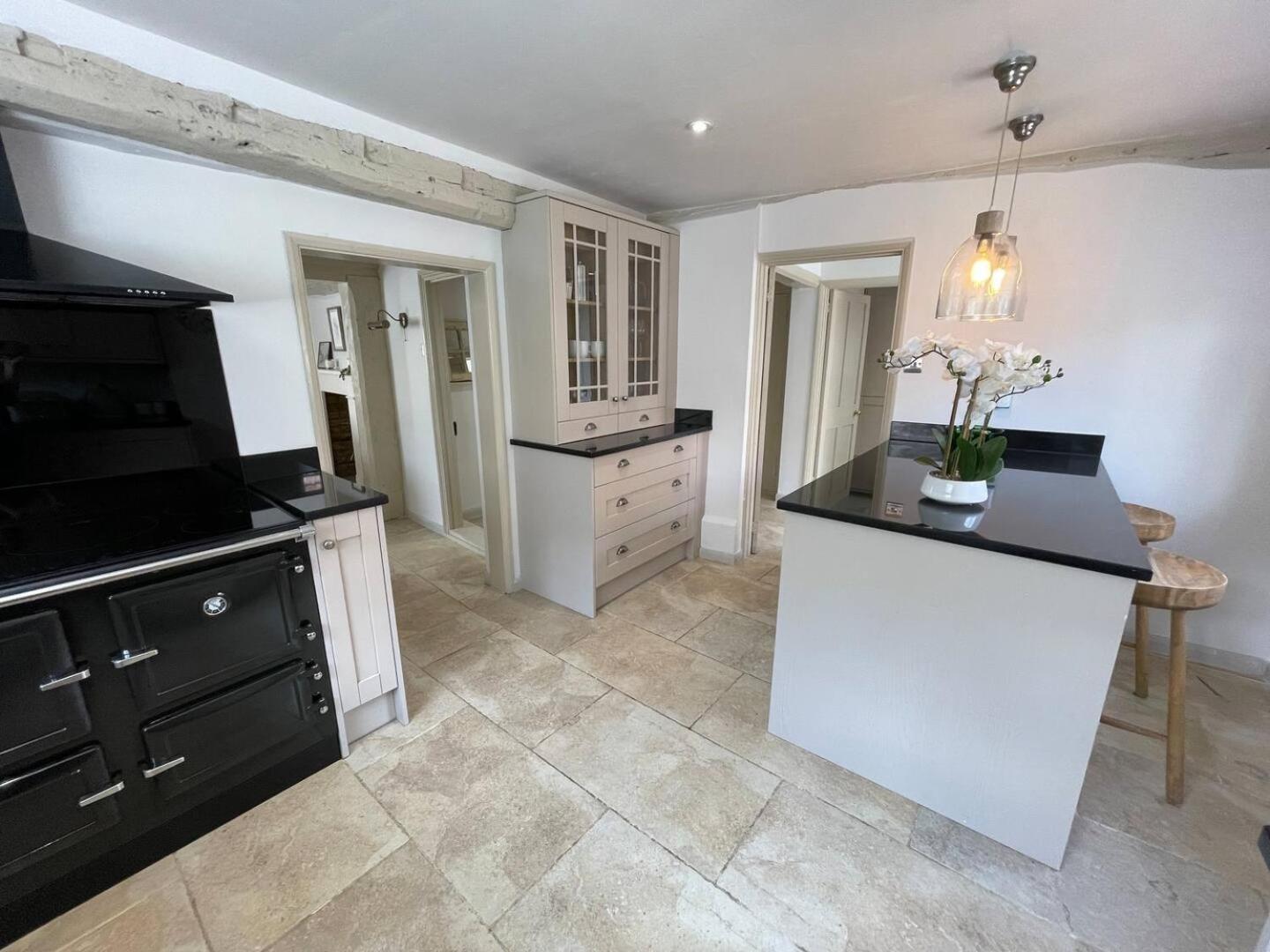 Elegant Oak Beamed House In Pretty Village - Cambridge Homehost Buckden  Exterior photo